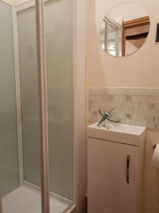 Cosy Countryside Retreat - Woody Apartment Milton Keynes
