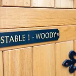 Cosy Countryside Retreat - Woody