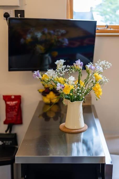 Cosy Countryside Retreat - Woody Milton Keynes